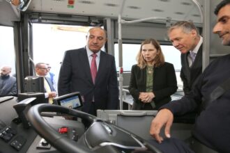 أمانة عمّان تطلق التشغيل التجريبي للحافلات الكهربائية على مسار الباص السريع