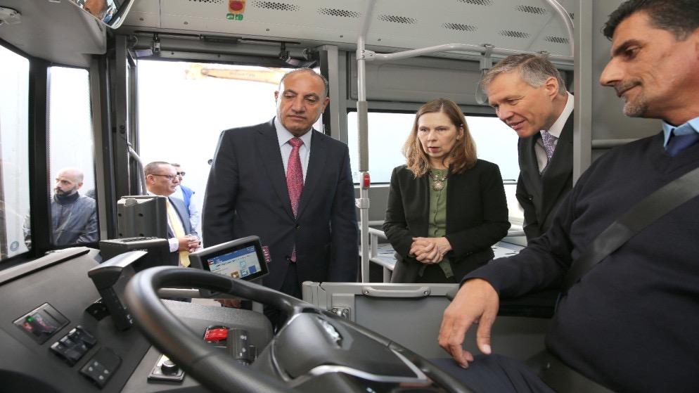 صورة حول : أمانة عمّان تطلق التشغيل التجريبي للحافلات الكهربائية على مسار الباص السريع أمانة عمّان تطلق التشغيل التجريبي للحافلات الكهربائية على مسار الباص السريع