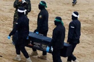 القسام وسرايا القدس تسلمان جثة أسير شمال خان يونس