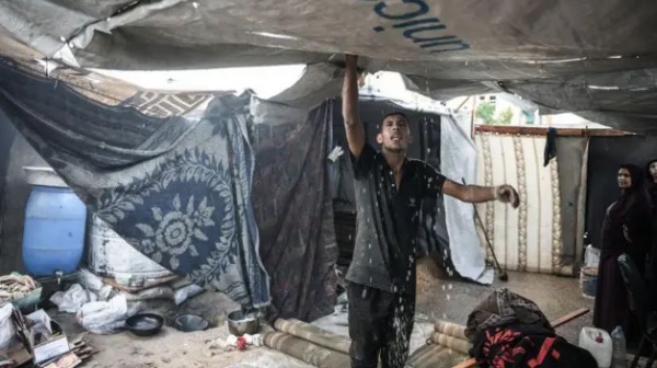 صورة حول : غزة على حافة كارثة شتوية .. آلاف الخيام مهددة بالغرق غزة على حافة كارثة شتوية .. آلاف الخيام مهددة بالغرق