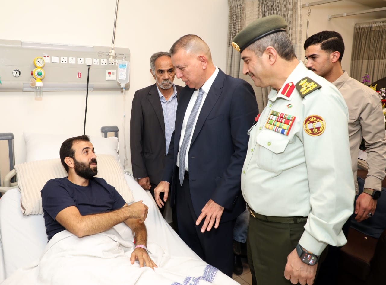 صورة حول : وزير الداخلية يزور مصابي مداهمة الرمثا ويبلغهم تحيات رئيس الوزراء وزير الداخلية يزور مصابي مداهمة الرمثا ويبلغهم تحيات رئيس الوزراء