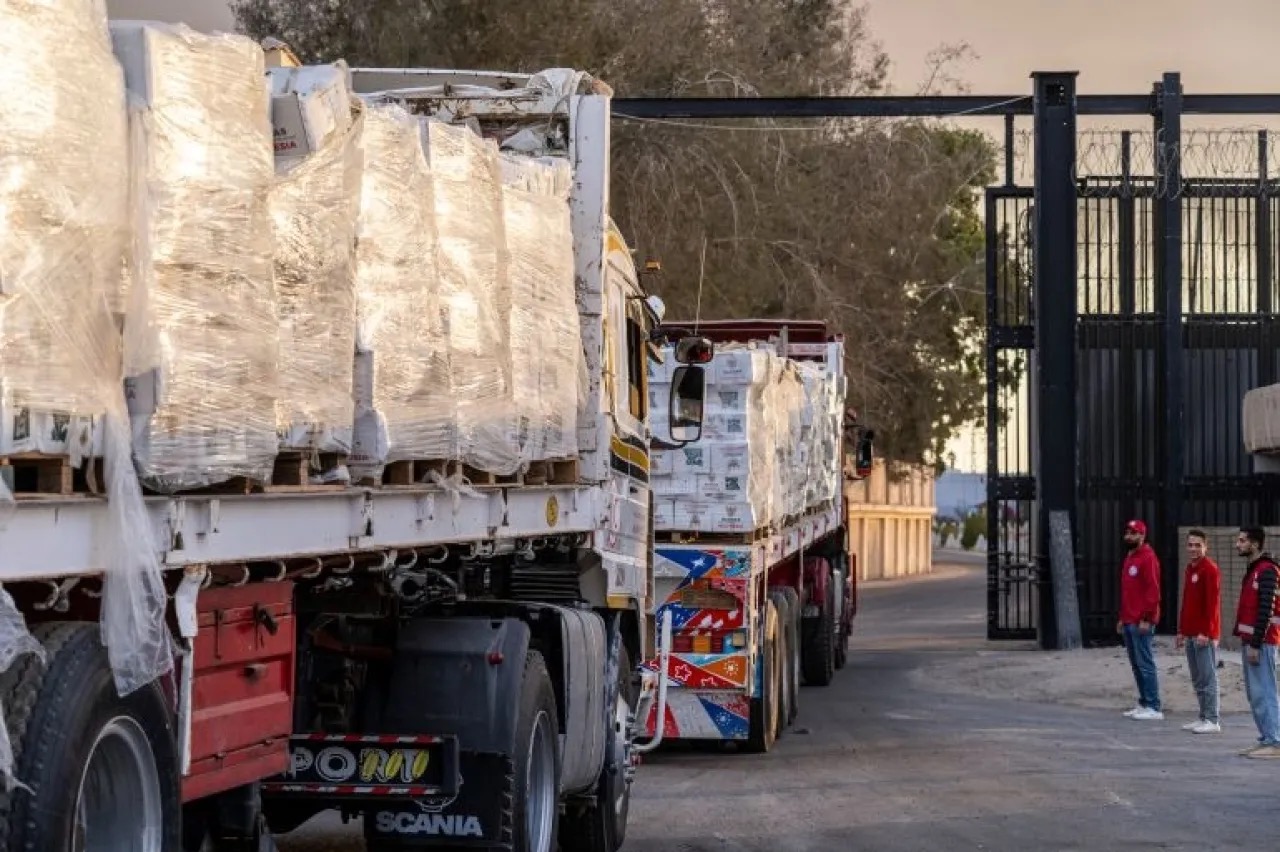 احتجاز المساعدات الإنسانية في غزة وسط أوضاع مأساوية للنازحين