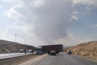 تريلا مسبّعة تعرقل السير على طريق المفرق الزرقاء