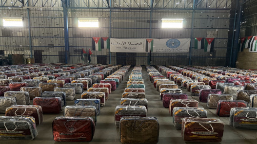 صورة حول : توزيع أغطية شتوية على أسر متضررة ونازحة في قطاع غزة توزيع أغطية شتوية على أسر متضررة ونازحة في قطاع غزة