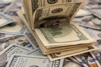 الدولار يتراجع مع ترقب خفض الفائدة الأميركية الشهر المقبل