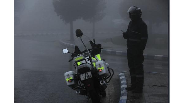 صورة حول : السير تحذر من محدودية الرؤية بسبب الضباب السير تحذر من محدودية الرؤية بسبب الضباب