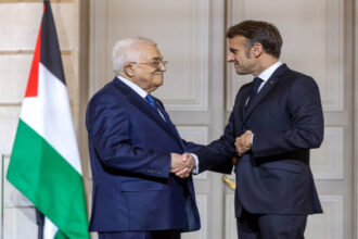 ماكرون وعباس يعلنان عن "لجنة مشتركة" لصياغة الدستور الفلسطيني