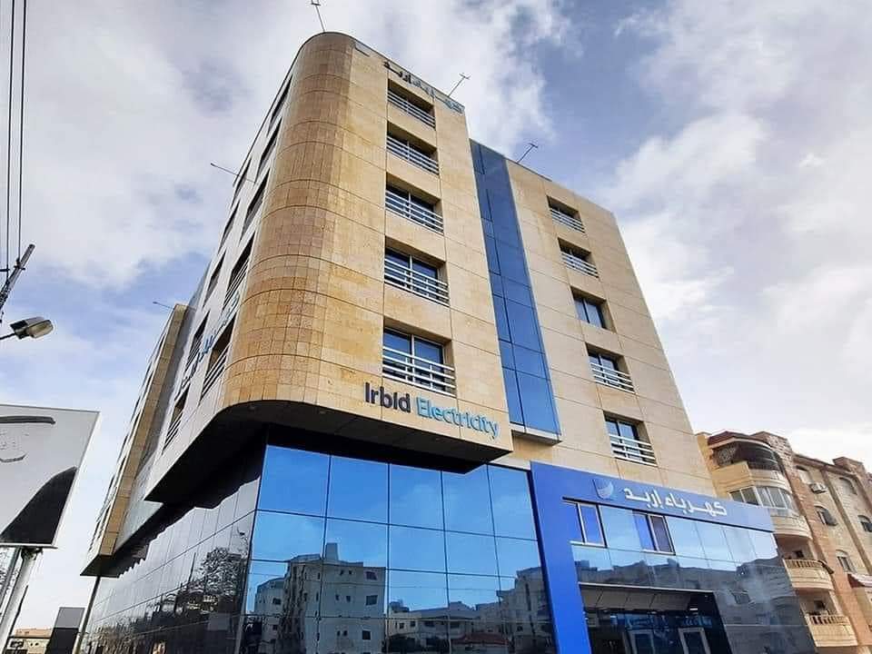 كهرباء إربد تتعامل مع بلاغات الأعطال خلال الظروف الجوية في الشمال