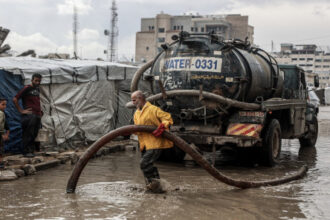 الأمطار الغزيرة تفاقم معاناة نازحين غزيّين يعيشون في خيام