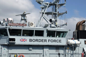 بريطانيا تتّجه لأقسى إصلاح لجوء في تاريخها… والعمال تحت ضغط “الإصلاح” الشعبوي