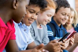 بعد أستراليا… هل يفرض الأردن قيوداً صارمة لحماية الأطفال على الإنترنت؟