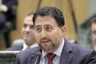 بالفيديو… الرقب يوزع الحلوى بمناسبة مناقشة قانون خدمة العلم