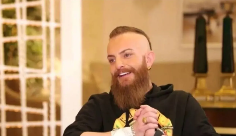 مخللاتي يثير الجدل مجددا بسبب ديانته