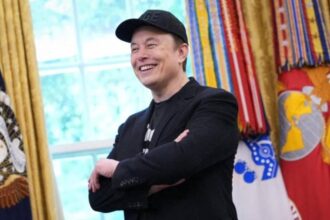 إيلون ماسك يشعل "حرب المليارديرات" مجددا