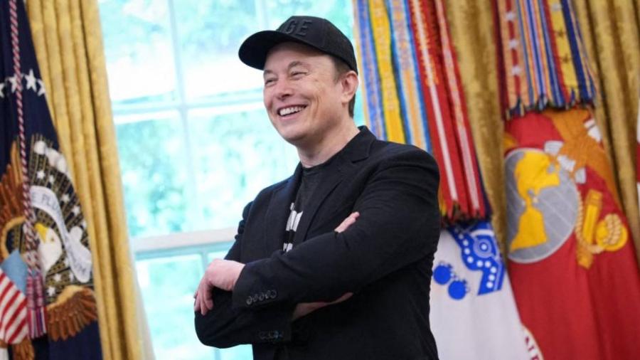 إيلون ماسك يشعل "حرب المليارديرات" مجددا