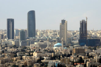 طقس لطيف ودرجات الحرارة أعلى من معدلاتها الخميس