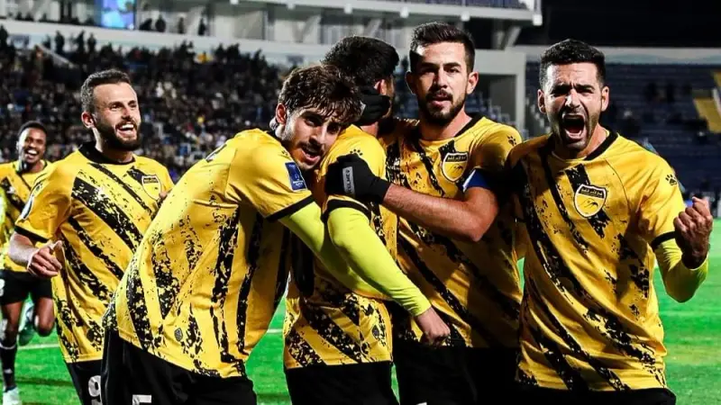 صورة حول : الحسين إربد يبدأ تدريباته في إيران الحسين إربد يبدأ تدريباته في إيران