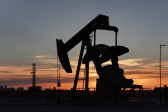 النفط يتراجع مع اقتراب محادثات السلام الأوكرانية