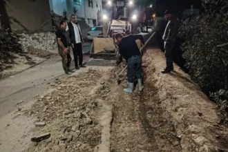 طوارىء بلدية دير أبي سعيد تتدخل ليلاً لفتح قناة مياه الأمطار على الطريق الرئيسي