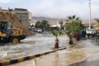 الأمطار الغزيرة تُغلق الطريق الرئيسي في وادي زيد بالطفيلة.. والأشغال تتحرك فورًا