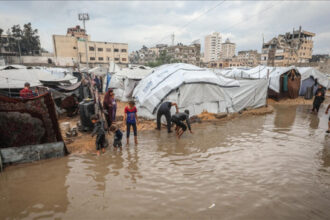 غرق عشرات خيام النازحين جراء الأمطار في مواصي خان يونس