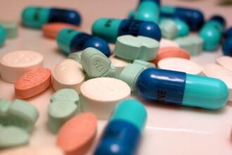 الغذاء والدواء: توجه لإطلاق تطبيق لشراء الأدوية بسعر تفضيلي من الصيدليات