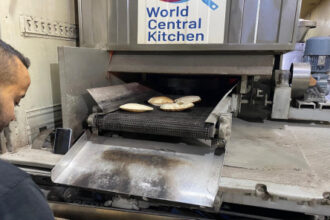 المطبخ المركزي العالمي: المخبز الأردني المتنقل في غزة ينتج نحو 70 ألف رغيف خبز يوميا