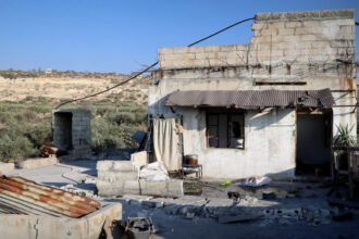 5 قتلى و9 إصابات جراء انفجار في بلدة كفر تخاريم بريف إدلب