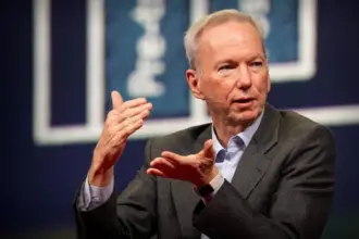 عشيقة لرئيس غوغل السابق تتهمه بالاغتصاب