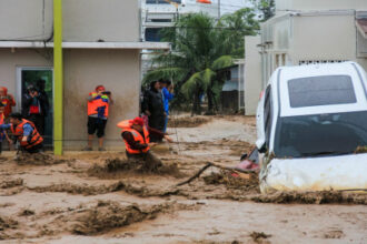 ارتفاع حصيلة ضحايا الفيضانات في سومطرة الإندونيسية إلى 84