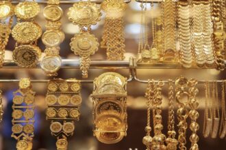 الذهب يرتفع ويواصل مكاسبه للشهر الرابع