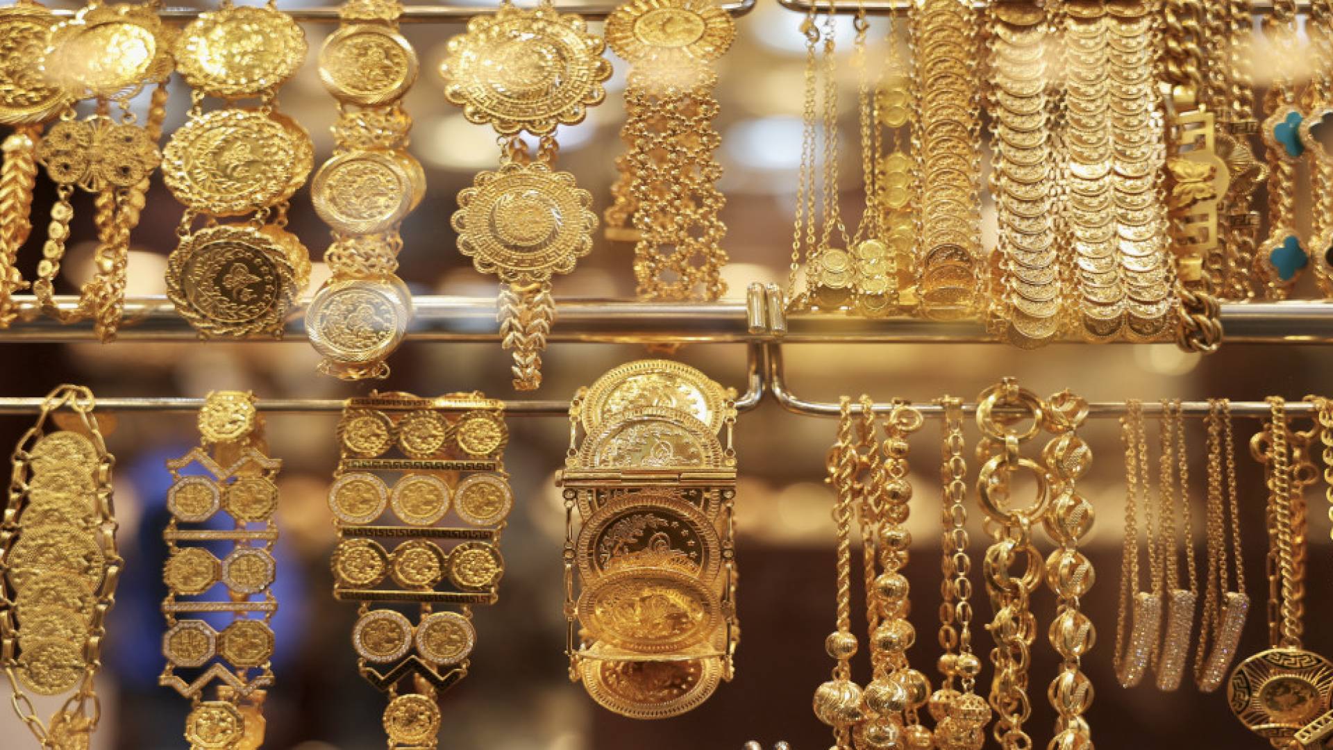 الذهب يرتفع ويواصل مكاسبه للشهر الرابع