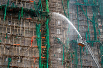 ارتفاع حصيلة ضحايا حريق المجمع السكني في هونغ كونغ إلى 94 قتيلا