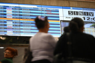 ترامب يدعو للتعامل مع مجال فنزويلا الجوي على أنه "مغلق بالكامل"