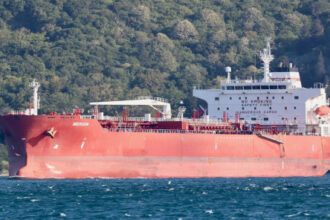 السنغال تسابق الزمن لمنع تسرب نفطي بعد تسرب المياه لناقلة تركية قبالة دكار