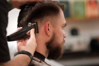 نقيب الحلاقين: تسعيرة جديدة “حسب المحافظة”.. وعطلة إلزامية للحلاقين يوم الاثنين