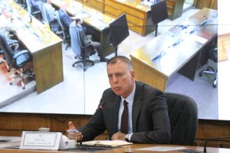 وزير الداخلية يلقي محاضرة في كلية الدفاع الوطني