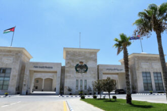 عاجل | الأمن العام يطيح بفتاتين سرقتا 100 ألف دينار ومصوغات ذهبية