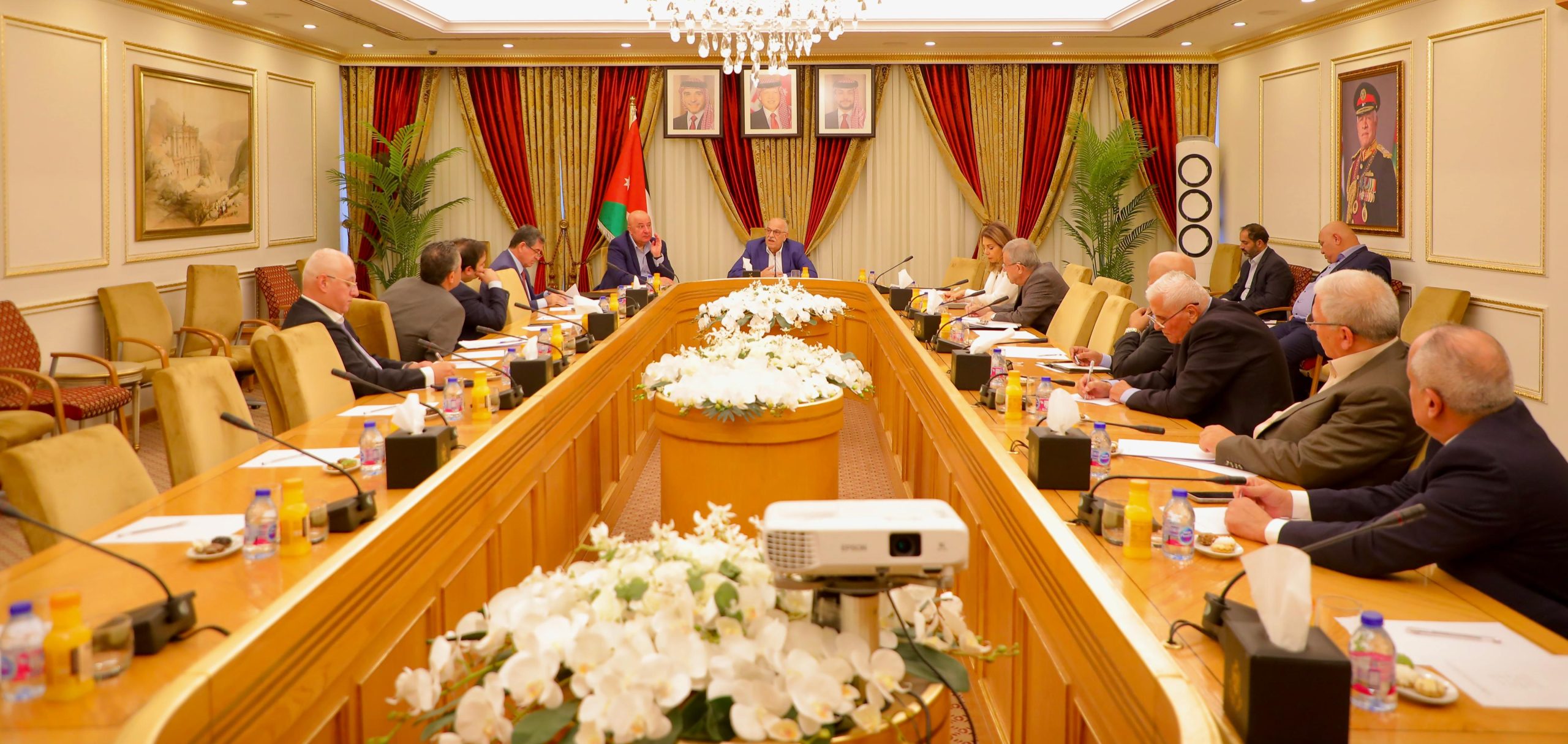 صورة حول : مالية الأعيان تبحث مع خبراء الاقتصاد المؤشرات والسياسات العامة مالية الأعيان تبحث مع خبراء الاقتصاد المؤشرات والسياسات العامة