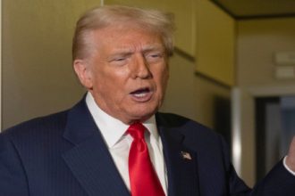 ترامب يقترح تحويل أموال “أوباما كير” مباشرة للأفراد وسط إغلاق الحكومة الأمريكية