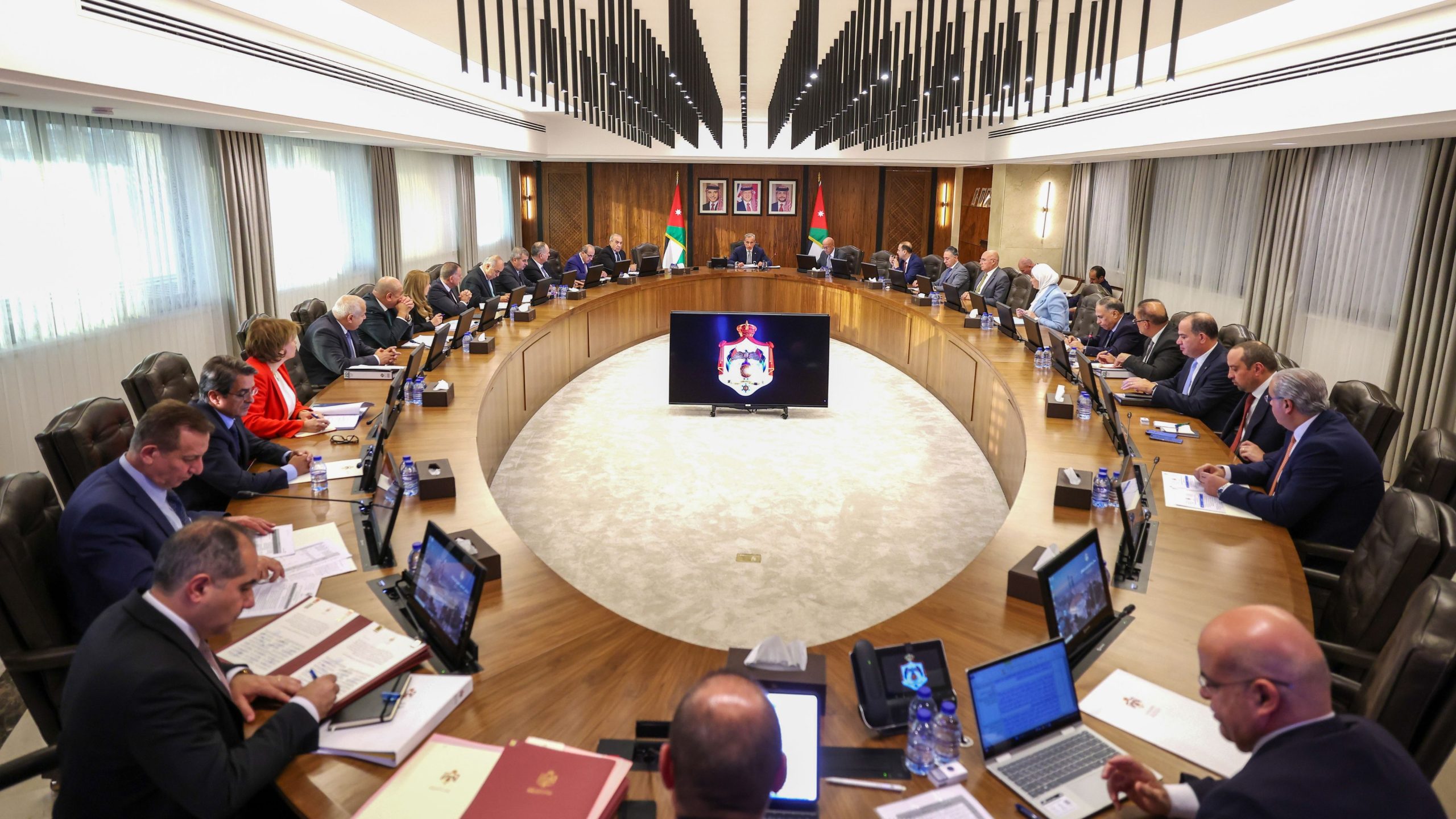 صورة حول : مجلس الوزراء يعتمد حزمة قرارات تخص دعم الطلبة والتعاون الدولي مجلس الوزراء يعتمد حزمة قرارات تخص دعم الطلبة والتعاون الدولي