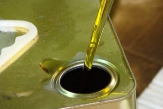 ضبط شبكة لتخزين وغش زيت الزيتون في جرش