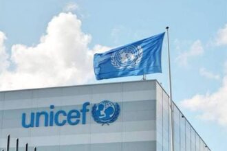 اليونيسف تحذر: آلاف عبوات حليب الرضع ومواد حيوية للأطفال محتجزة في غزة