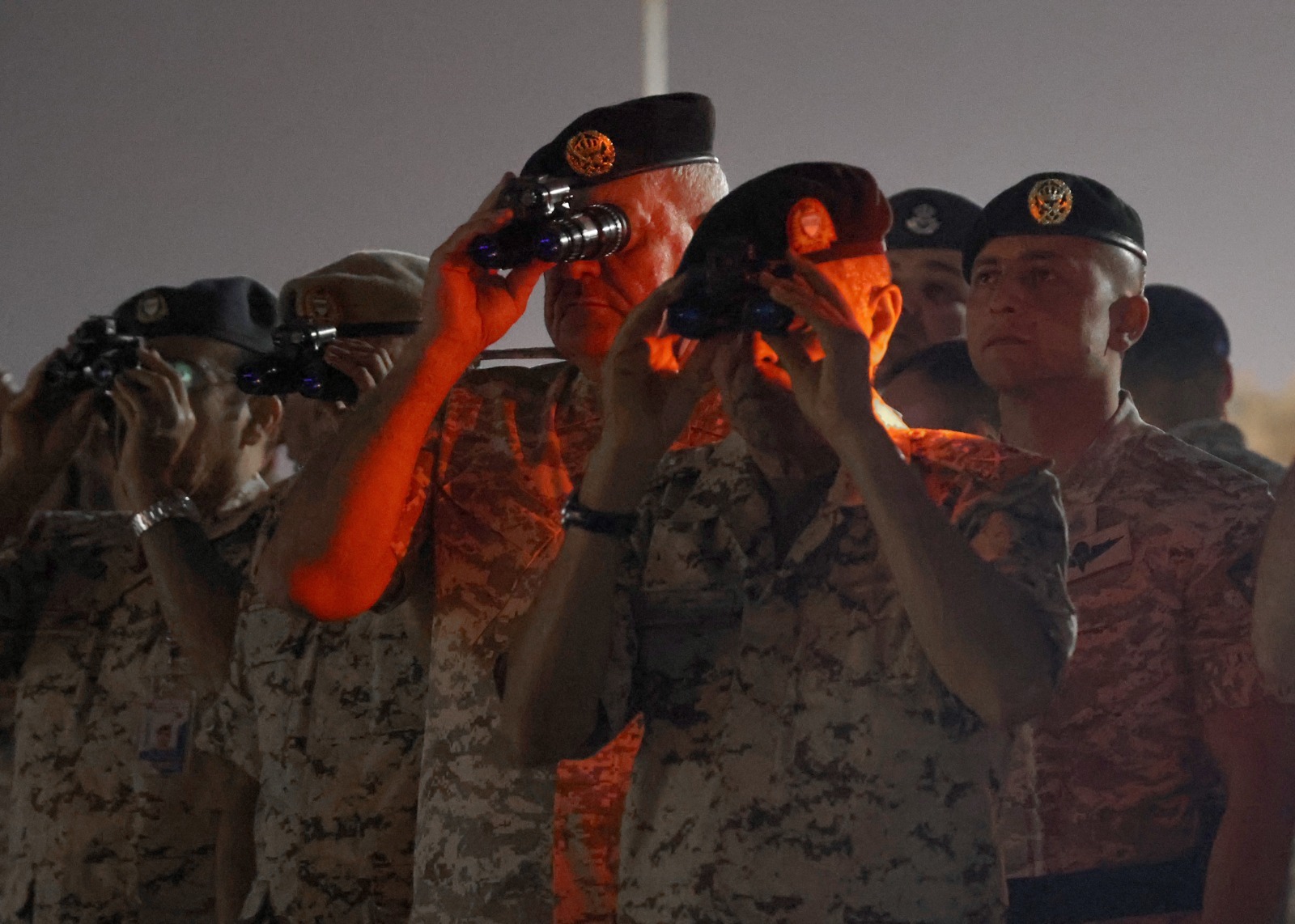 تنفيذ تمرين “صقور الهواشم/6” بحضور رئيس هيئة الأركان ونظيره البحريني