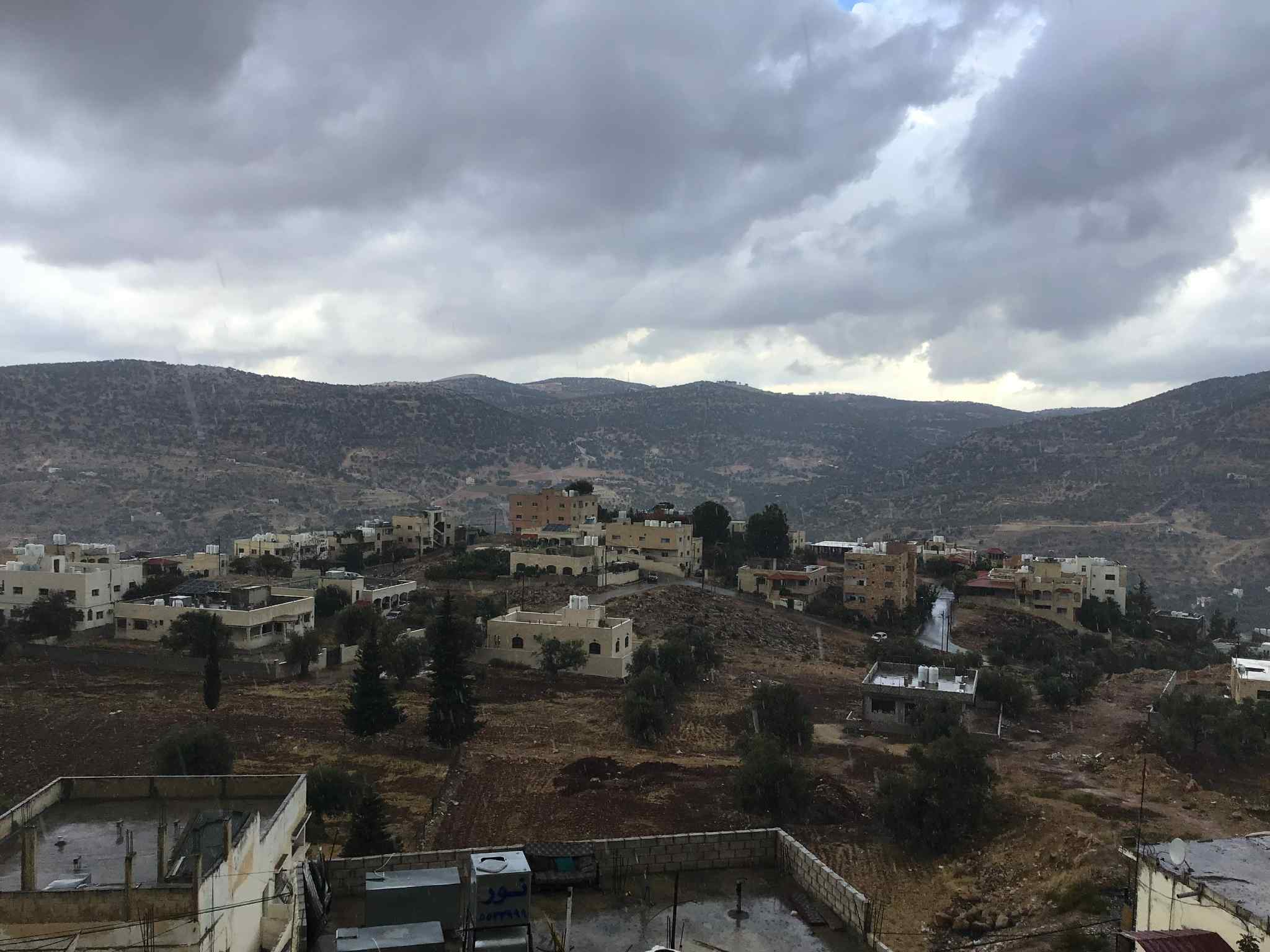 صورة حول : عجلون تحت تأثير أمطار غزيرة وبرَد.. عجلون تحت تأثير أمطار غزيرة وبرَد..