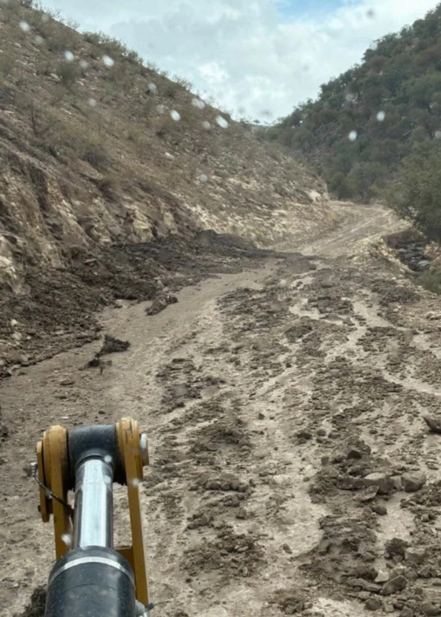 بلدية بني كنانة تعيد فتح طريق ملكا/أبو اللوز بعد إزالة العوائق جراء الأمطار