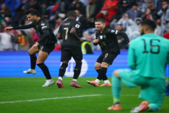 فرنانديز يقود البرتغال للتأهل بكرة عالمية ويعوّض غياب رونالدو بثلاثية