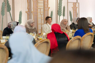 الملكة رانيا تلتقي سيدات المفرق في أم الجمال وتشيد بدورهن المجتمعي