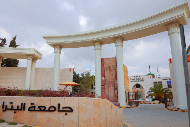 صورة حول : جامعة البترا تنظم اللقاء الترحيبي والتنويري لطلبة طب الأسنان وتكرم المتفوقين جامعة البترا تنظم اللقاء الترحيبي والتنويري لطلبة طب الأسنان وتكرم المتفوقين