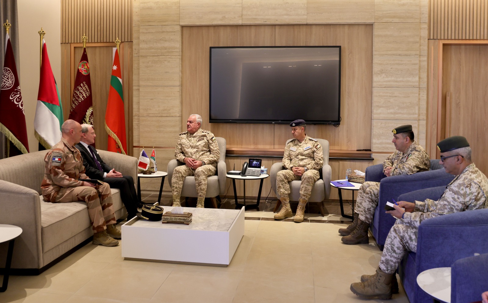 صورة حول : رئيس هيئة الأركان يستقبل السفير الفرنسي لبحث تعزيز التعاون العسكري المشترك رئيس هيئة الأركان يستقبل السفير الفرنسي لبحث تعزيز التعاون العسكري المشترك